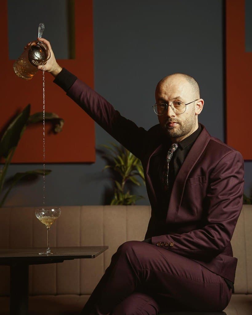 Jajo duke përgatitur një koktej te Amici